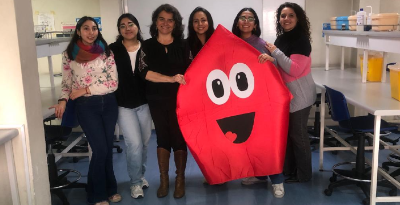 María Fernanda Gallardo, Patricia Silva, profesora Marcela Salgado, Catarina Ramírez, Gabriela Durán y la profesora Marioly Müller, junto a su corpóreo "globulito", llaman a todos los interesados a participar de su formación como promotores de la donación altruista de sangre. 