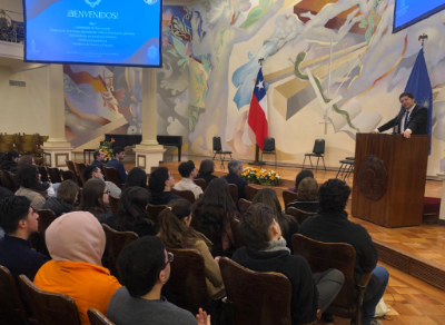 El subdirector de la Escuela de Medicina de la Pontificia Universidad Católica de Chile, doctor Francisco Garrido, felicitó la organización realizada por las academias científicas de estudiantes de Medicina de las dos casas de estudios convocantes.