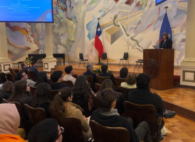 La rectora de la Universidad de Chile, doctora Rosa Devés, recordó que desde su fundación, esta casa de estudios "ha tenido claras dos grandes definiciones que han marcado su desarrollo hasta nuestros días: que debe servir al país y que la docencia debe estar estrechamente vinculada a la investigación. Celebro, entonces, que ambos principios se reflejen en su propio quehacer en este congreso científico"