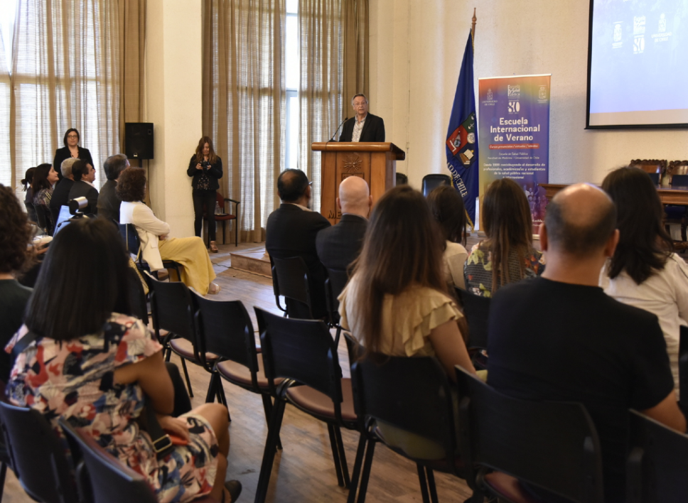 El doctor Óscar Arteaga dijo que "creemos que lo que ofrecemos como parrilla en estos cursos es una contribución importante para poder entregar las mejores competencias y seguir avanzando en satisfacer las necesidades de nuestra población"