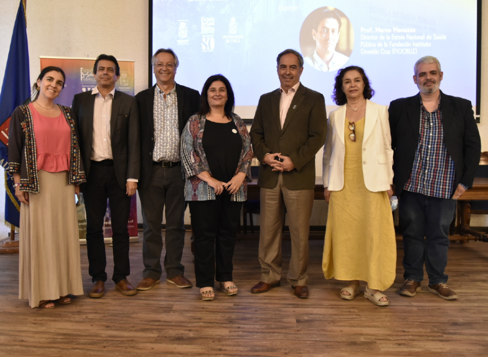 Dra. Lorena Tapia, directora de Extensión; profesor Marco Menezes; dr. Oscar Arteaga, director de la ESP; dra. Lorena Rodríguez, subdirectora ESP; dr. Miguel O'Ryan, decano de la Facultad de Medicina; dra. Paulina Pino, coordinadora de la EIV, y profesor Frederico Peres da Costa, de la Escola Nacional de Saúde Pública de la Fundación Instituto Oswaldo Cruz (FIOCRUZ). 