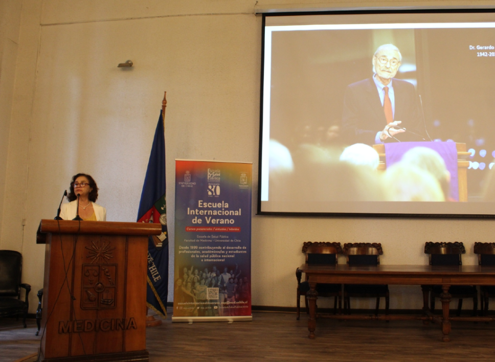 La doctora Paulina Pino, coordinadora académica del evento, realizó un breve pero sentido tributo al doctor Gerardo Heiss, profesor visitante de la Escuela de Salud Pública y constante colaborador de la Escuela Internacional de Verano y del programa de Doctorado en Salud Pública.