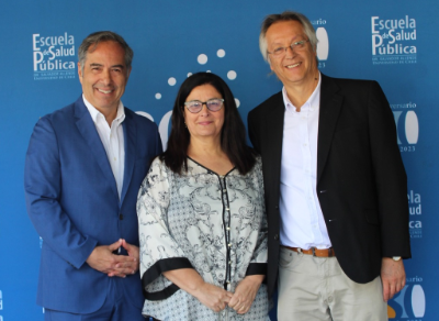 Doctores Miguel O'Ryan, decano de la Facultad de Medicina; Lorena Rodríguez, directora de la ESP, y Óscar Arteaga, director saliente de la misma unidad. 