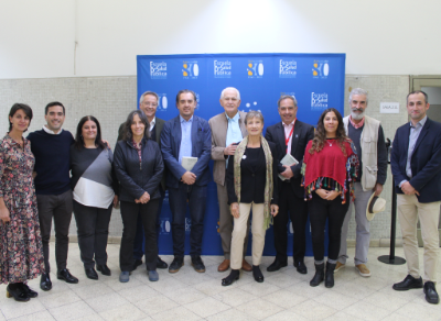 El decano de la Facultad de Medicina, doctor Miguel O'Ryan, junto al director de la Escuela de Salud Pública, doctor Óscar Arteaga, y a los editores y autores del libro. 