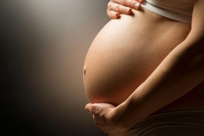 La otra alternativa es vacunar a la madre durante su embarazo con el virus para que genere anticuerpos y se los traspase al recién nacido. Esta opción es efectiva, pero dependerá del porcentaje de mujeres gestantes que logren ser inoculadas con esta nueva opción preventiva.