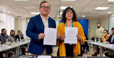 El profesor Eduardo Cerda y la representante nacional del ISL, Aída Chacón Barraza, firmaron el convenio de colaboración.