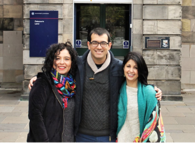 Los profesores Claudia Collado, Matías Faúndez y Daniela Castillo en su ingreso a la Universidad de Edimburgo