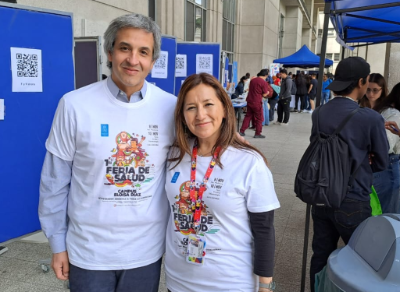 El vicedecano de la Facultad de Medicina, doctor Juan Pablo Torres, junto a la directora de Asuntos Estudiantiles y Comunitarios, profesora Sandra Oyarzo. 