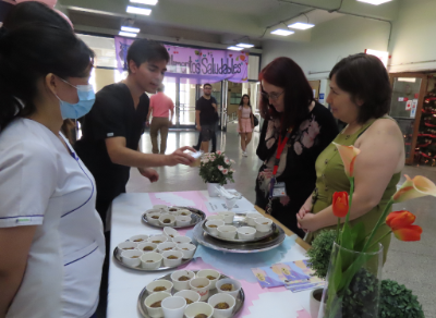 La directora académica, doctora Ulrike Kemmerling, y la directora de Pregrado, prof. Marcela Díaz, conocieron los alimentos innovadores creados por los estudiantes de 2do Año de la Escuela de Nutrición. 