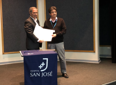 Los doctores Miguel O'Ryan, decano de la Facultad de Medicina, y Patricio Vera, director del Hospital San José, en la firma del convenio.