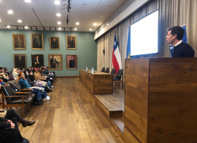 La charla magistral fue impartida por el profesor Camilo Morales, académico de la Facultad de Ciencias Sociales, referida a los “Desafíos y oportunidades en la atención de salud a la adolescencia vulnerada en sus derechos”