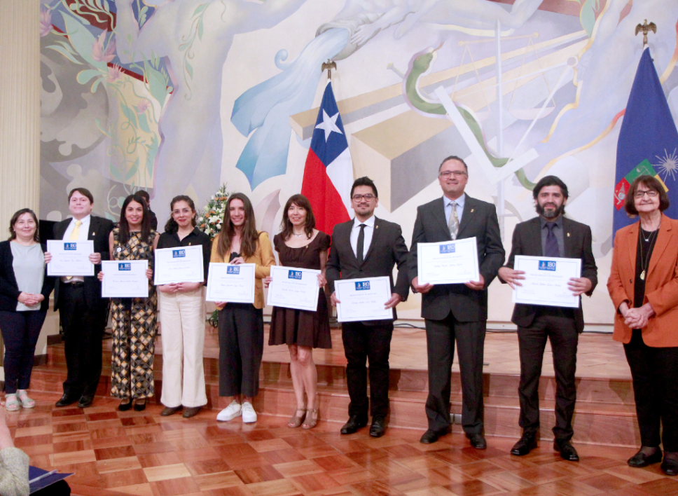 Los docentes premiados, profesores Luis Toro, Verónica Sambra, Jael Quiroz, Daniel Lagos, Claudia Araya, Cristián Aedo, Rodrigo Latorre y Alfredo Lorca, junto a la directora de pregrado de nuestro plantel, prof. Marcela Díaz, y a la rectora de la Universidad de Chile, prof. Rosa Devés.  