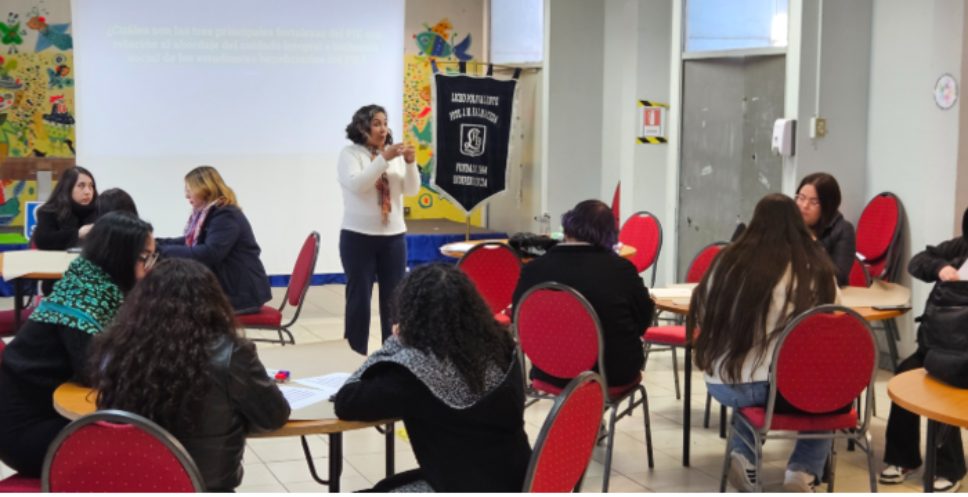 La profesora Lisseth Barra en el encuentro del 8 de septiembre de 2025 durante el diagnóstico participativo junto a con profesionales del PIE