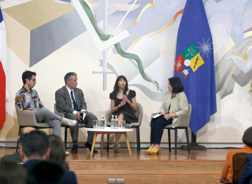 En el panel de conversación, la profesora Araya –académica de la Escuela de Fonoaudiología- se refirió a la responsabilidad docente de "estar reflexionando permanentemente sobre nuestros conceptos curriculares"