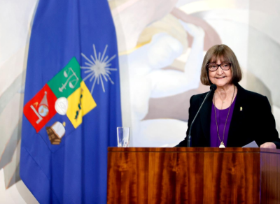 "En la U. de Chile somos cerca de cuatro mil académicos y académicas, y distinguirse en ese gran universo como mejor docente es un logro notable y, en sentido, son ejemplo y modelo", aseguró la rectora Rosa Devés.