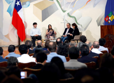 En el panel participaron los profesores Alicia Núñez, de la Facultad de Economía y Negocios y Davor Cotoras, de la Facultad de Ciencias Químicas y Farmacéuticas, junto a Sebastián García, estudiante de la Facultad de Ciencias Sociales. Fue moderado por la directora del Departamento de Pregrado, profesora Leonor Armanet.