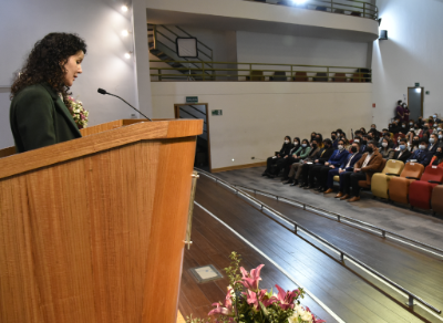 La profesora Denisse Karl dijo a los egresados que "ustedes son profesionales de la salud llamados a dar respuestas y a hacer cambios en esta sociedad que está enfrentando necesidades emergentes en inclusión, diversidad, género, inmigración y pandemia". 