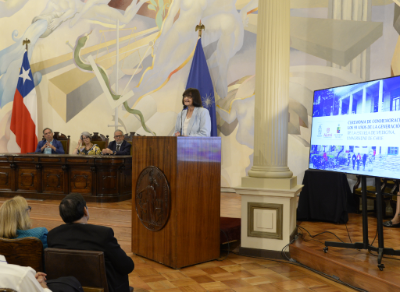 La rectora, profesora Rosa Devés, reflexionó acerca de que “somos una generación que tuvo que vivir momentos muy duros en este país, pero es una escuela de vida que todos debemos finalmente agradecer”