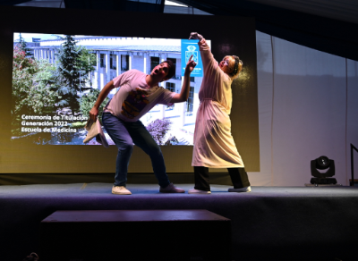 Durante la actividad se presentaron algunos cuadros de la obra teatral originaria de la Facultad de Medicina “El Quiebrespejos y otros sueños”