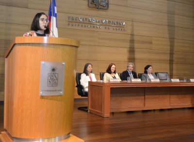 La profesora Briceño dijo a las egresadas que "estoy segura que llevarán la impronta de la Universidad de Chile, de la Facultad de Medicina y, en lo particular, de la Escuela de Terapia Ocupacional, a sus lugares de desempeño".  