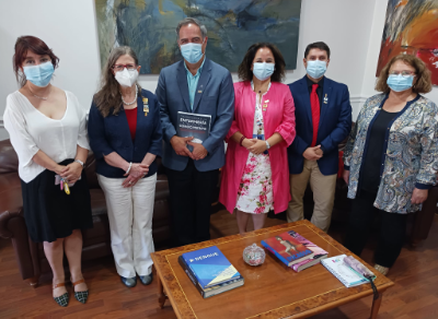 Prof. Mirliana Ramírez, directora del Dpto. de Enfermería; Doris Grinspun; dr. Miguel O'Ryan, decano de la Facultad de Medicina; prof. Amalia Silva; prof. Cristián Pérez, director Escuela de Enfermería, y prof. Esmerita Opazo, subdirectora Dpto. Enfermería. 