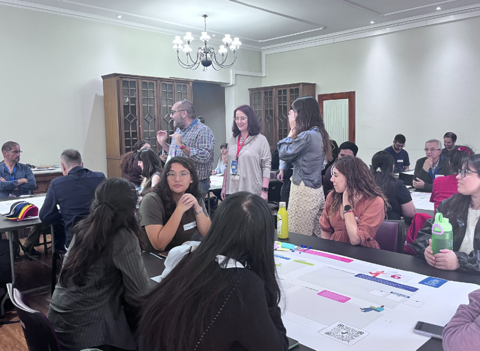 Durante la hackatón los participantes trabajaron en equipos, seleccionando en primera instancia un desafío o necesidad específica dentro de la Facultad de Medicina que puediera ser abordado y solucionado utilizando inteligencia artificial. En la foto, el profesor Óscar Jerez y la dra. Ulrike Kemmerling dan instrucciones a los equipos. 