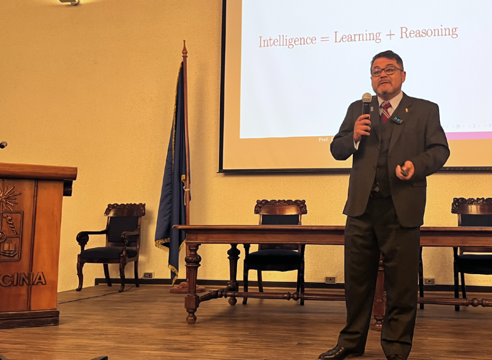 El profesor Juan Velásquez, director del Web Intelligence Centre (WIC), dictó a la conferencia “IA en salud: más que algoritmos, una nueva forma de cuidar”
