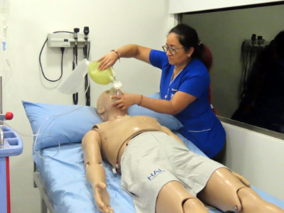 HAL puede ser ventilado, intubado y examinado para medir muchos indicadores; en la foto, Katherine Vega, técnico logístico del CHC, lo ventila de forma manual