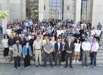 La comunidad del Instituto de Ciencias Biomédicas en su vigésimosexto aniversario. 