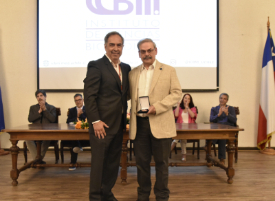 El doctor Miguel O'Ryan hizo entrega de la distinción "Ética y Servicio" de la Facultad de Medicina al doctor Juan Diego Maya, director saliente del ICBM. 