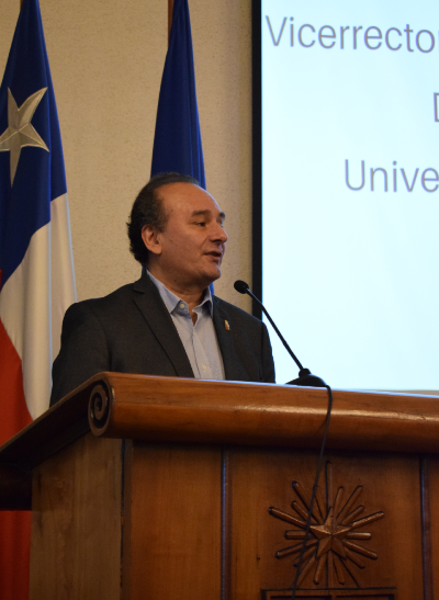 El vicerrector de Investigación y Desarrollo de la Universidad de Chile, doctor Christian González-Billault, destacó la historia y contribuciones del cuerpo académico del ICBM