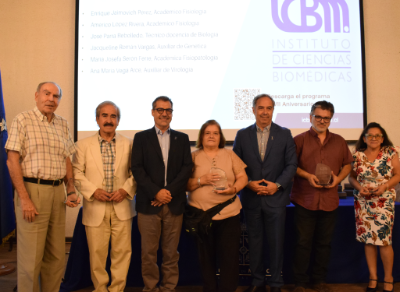 Doctores Emilio Herrera y Miguel O'Ryan con el segundo grupo de académicos y funcionarios en proceso de retiro, como son Enrique Jaimovich, Américo López, Jacqueline Román, María Josefa Serón (representada por el dr. Germán Ebensperguer) y Ana María Vega. 