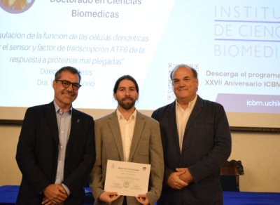 Doctores Emilio Herrera y Miguel Allende, en representación del doctor Jorge Allende, entregan el premio de mejor tesis de postgrado al doctor Jonathan Morales. 