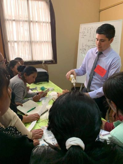 El profesor Pablo Gálvez durante el curso de emergencias obstétricas y neonatales en Bolivia. 