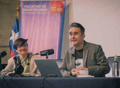 La conferencia de Julio Rojas se dio luego de un interesante inicio como entrevistado de la periodista Cecilia Espinosa, de la Facultad de Odontología, para luego hacer una atractiva presentación refiriéndose a las claves para hacer narrativas en el ámbito de la salud que generen cambio en su público objetivo.