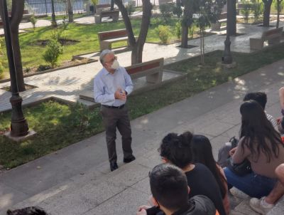 El doctor Manuel Kukuljan, decano de la Facultad de Medicina, dando la bienvenida al grupo de estudiantes de Tecnología Médica que realizaron su primera visita al plantel. 