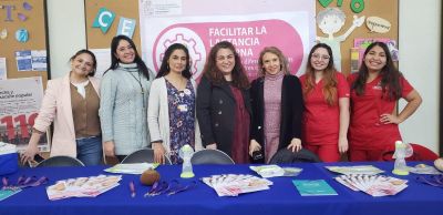 Las académicas de la Facultad de Medicina, Paola Gonzalez, Paulina Larrondo, Marcela Goldsack, Paola Gaete y Janet Gonzalez, junto a las estudiantes de Obstetricia y Puericultura Anahis Castillo y Catalina Sanhueza, en la feria informativa que organizaron en el Campus Eloísa Díaz, el cual tendrá actividades durante todo el mes.