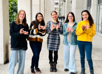 Las estudiantes Emilia Winkler, Natalia Olivares, Bárbara Paredes y Antonia Rojas, junto a la profesora Paola Castillo, hacen la seña de "gracias"