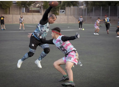 El flag football es una modalidad del fútbol americano se juega sin placajes, donde en lugar de tirar al suelo al jugador contrario, el equipo defensor debe retirar uno de los pañuelos que cuelgan en la cintura de sus rivales