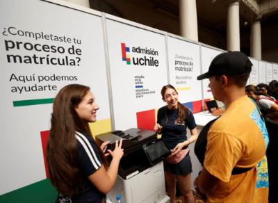 Quienes paguen su arancel en 10 cuotas directo en la Universidad y/o estén a la espera de la asignación de becas y/o créditos, deberán descargar, imprimir, firmar y entregar un mandato único en el Servicio Externo de Legalización y Recepción que estará disponible en la Casa Central de la U. de Chile.