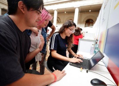 Si luego de revisar en demre.cl o uchile.cl se confirma la selección, a partir de las 00:01 horas del martes 21 de enero, se puede comenzar el proceso de matrícula, a través del portal matricula.uchile.cl.