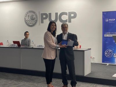 Jaime Muñoz recibiendo el premio a la trayectoria en Educación Continua otorgado por REDUC. 