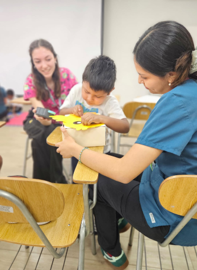 La iniciativa brindó 10 sesiones, ofrecidas por estudiantes de 4to año, a 27 niños y sus padres o cuidadores