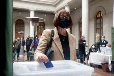 La doctora Rosa Devés se impuso en la primera vuelta de la jornada eleccionaria de este jueves 12 de mayo.