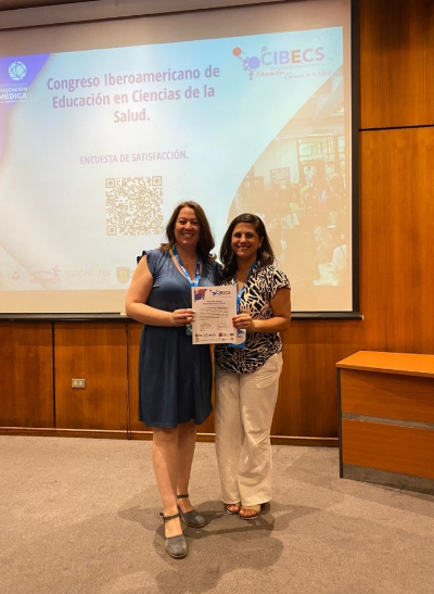 La profesora Evelyn Bustamante recibiendo el segundo lugar de la categoría “Experiencias Docentes”.