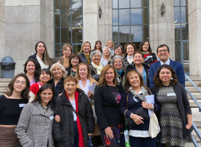 Las nutricionistas de la generación 1972 junto a académicos del Departamento de Nutrición y estudiantes de la carrera. 