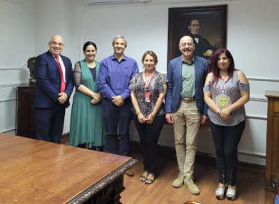 Hugo González y Mariela Cortés, de UNFPA; el doctor Juan Pablo Torres, vicedecano de la Facultad de Medicina; prof. Sandra Oyarzo, directora de Asuntos Estudiantiles y Comunitarios; Alberto Stella, de ONUSIDA y prof. Mónica Espinoza, coordinadora de Formación Común.