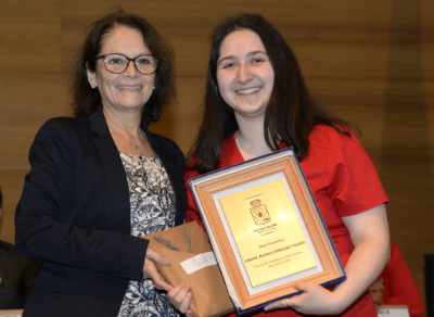 La matrona Karime Márquez fue premiada como mejor compañera; recibió la distinción de manos de la profesora Gioconda Silva.