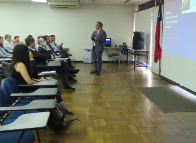 El doctor Miguel O’Ryan, decano de la Facultad de Medicina, participó de esta actividad dictando una charla en la que describió el abordaje y contribuciones de nuestra institución durante el enfrentamiento de la pandemia.