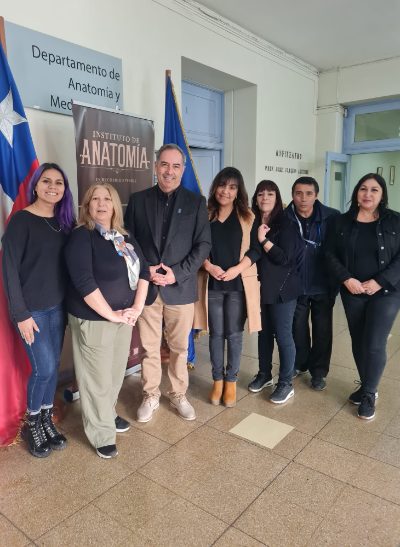 El decano de la Facultad de Medicina, doctor Miguel O'Ryan, fue uno de los visitantes en el Día del Patrimonio